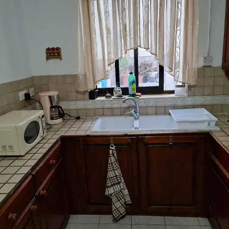 アパート 4 Bedrooms House At 15 Minutes To Paceville